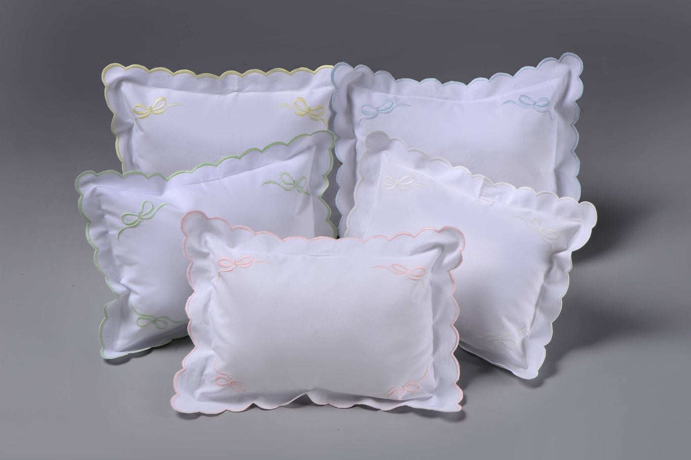 Corner Bows Petite Pillow & Insert: White / 10x14
